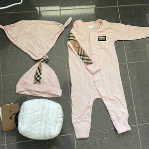Burberry check trim organic cotton three-piece baby gift set Size 6M